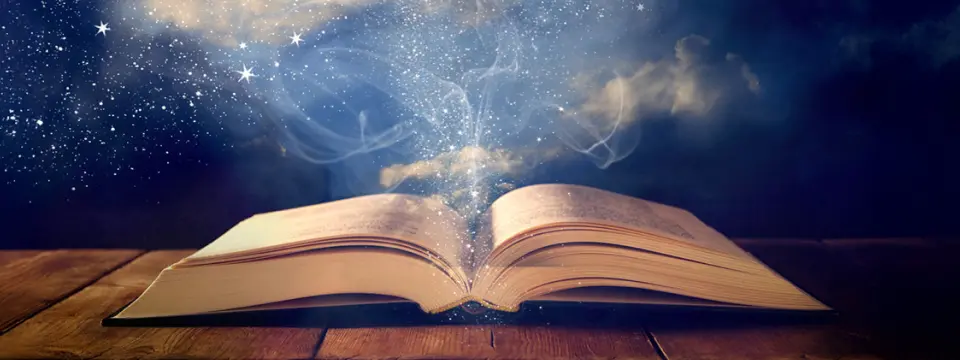 開いた本と星空の幻想的なイメージ