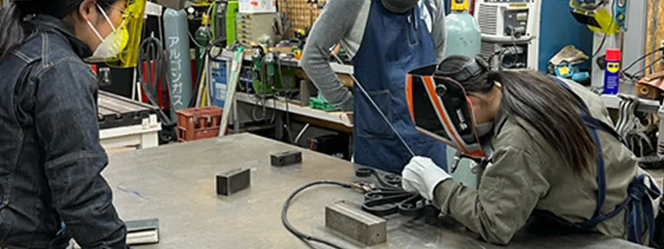 鉄を使った体験をする作業風景